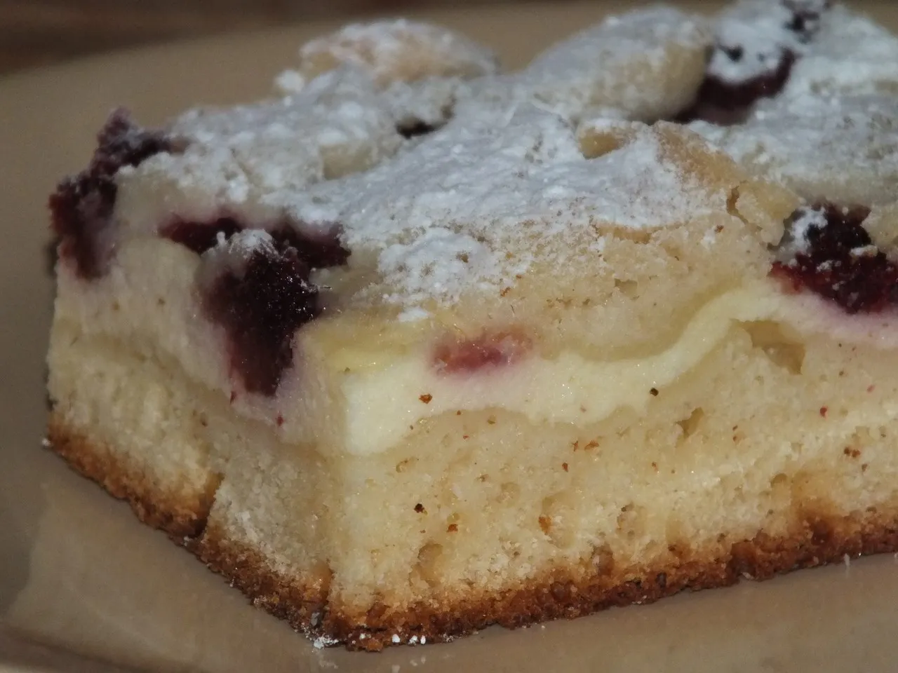 Drożdżowe ciasto z serem, malinami i kruszonką