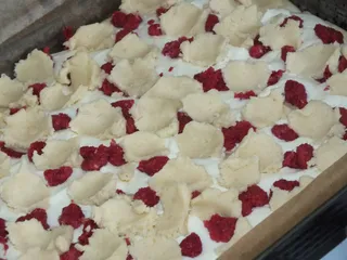 Drożdżowe ciasto z serem, malinami i kruszonką - 12