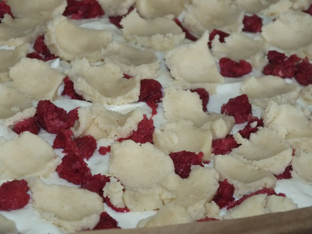 Drożdżowe ciasto z serem, malinami i kruszonką