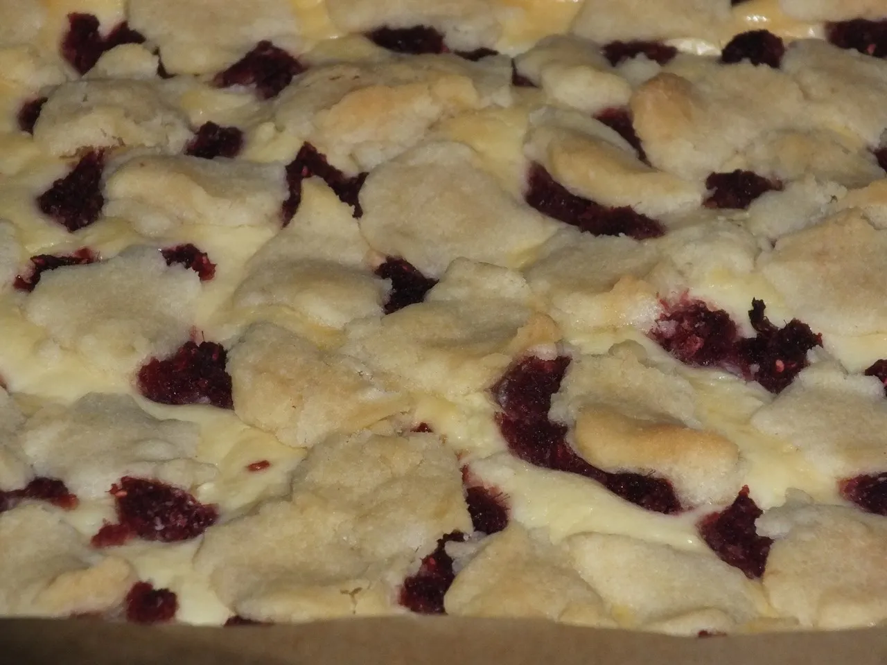 Drożdżowe ciasto z serem, malinami i kruszonką