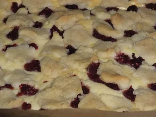 Drożdżowe ciasto z serem, malinami i kruszonką - 14