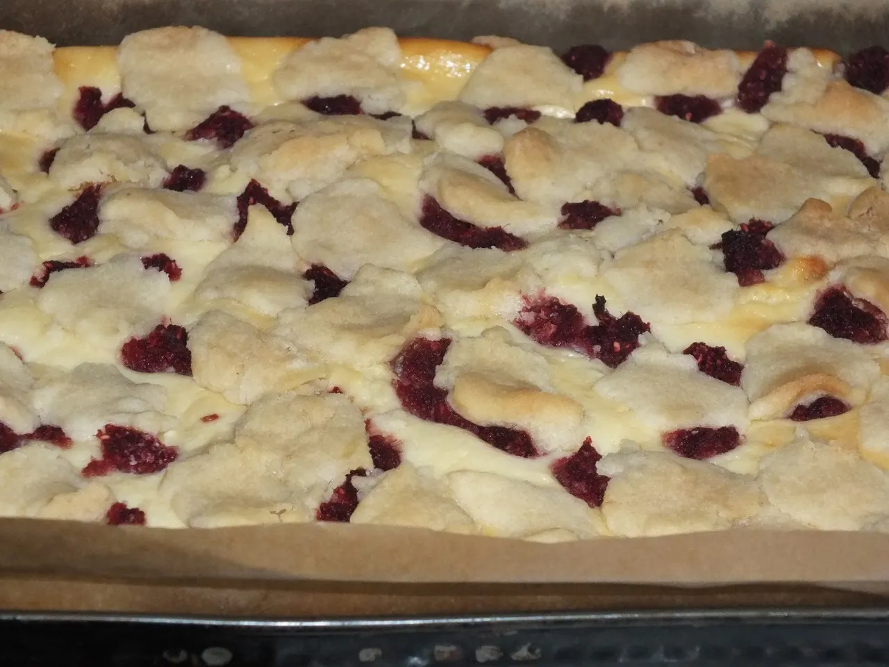 Drożdżowe ciasto z serem, malinami i kruszonką