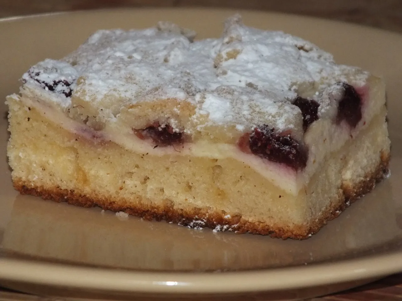 Drożdżowe ciasto z serem, malinami i kruszonką