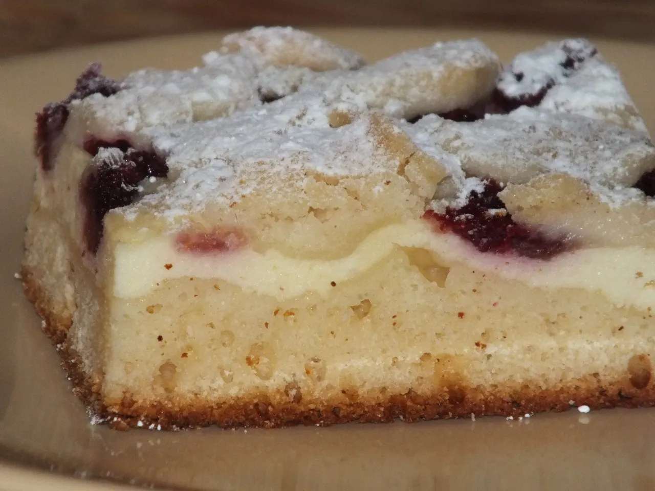 Drożdżowe ciasto z serem, malinami i kruszonką
