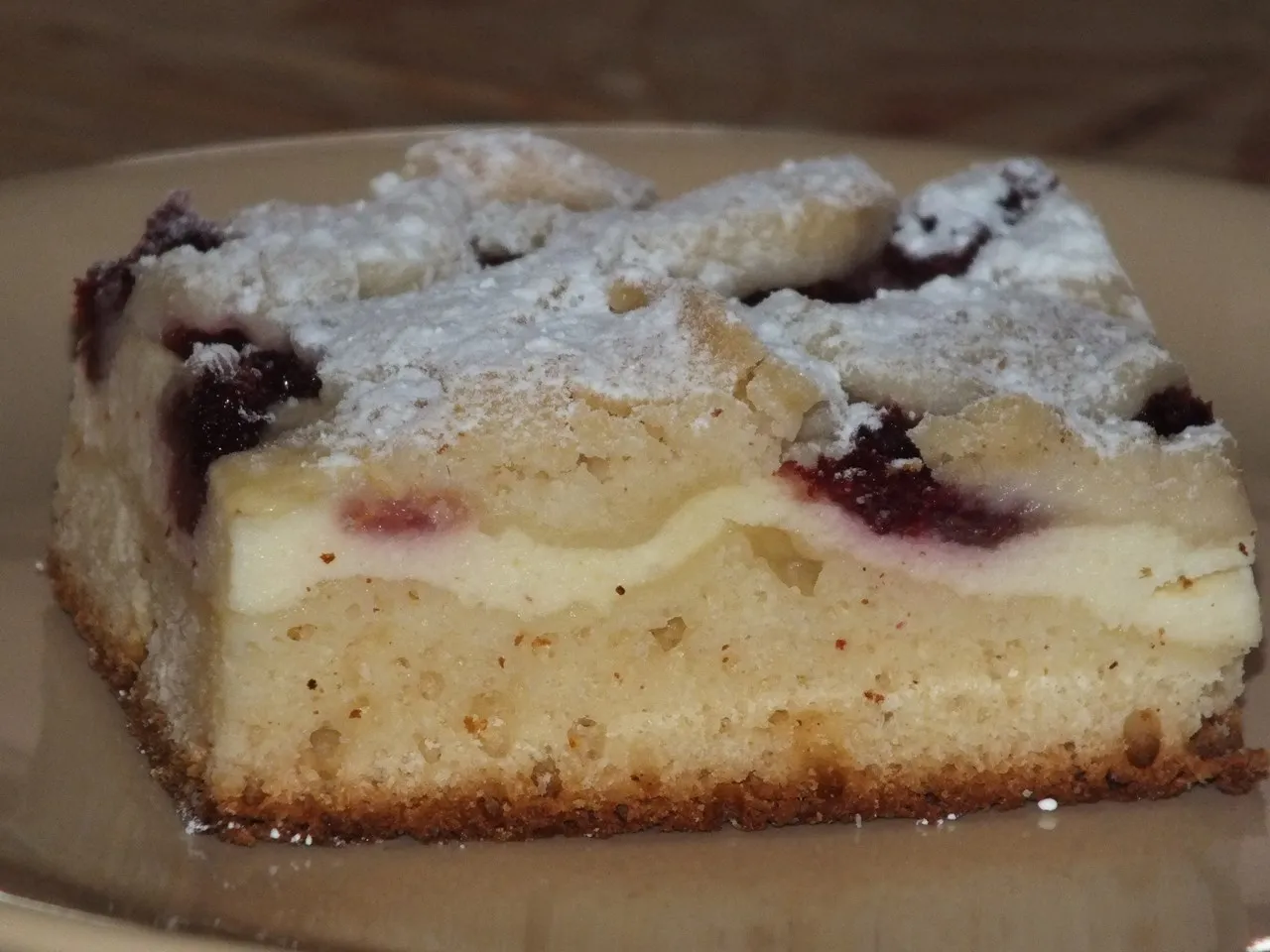Drożdżowe ciasto z serem, malinami i kruszonką