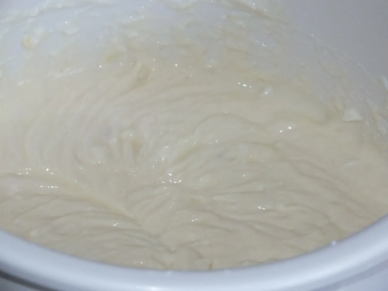 Drożdżowe ciasto z serem, malinami i kruszonką