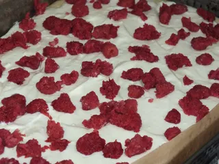 Drożdżowe ciasto z serem, malinami i kruszonką - 10