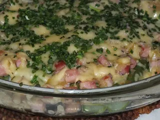Zielone szparagi zapiekane z szynką i cebulą - 1