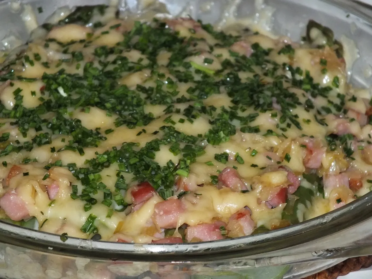 Zielone szparagi zapiekane z szynką i cebulą