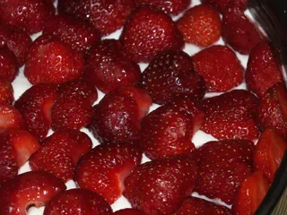 Ciasto śmietankowo-jogurtowe z truskawkami - 13