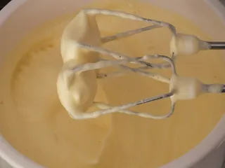 Ciasto śmietankowo-jogurtowe z truskawkami - 4