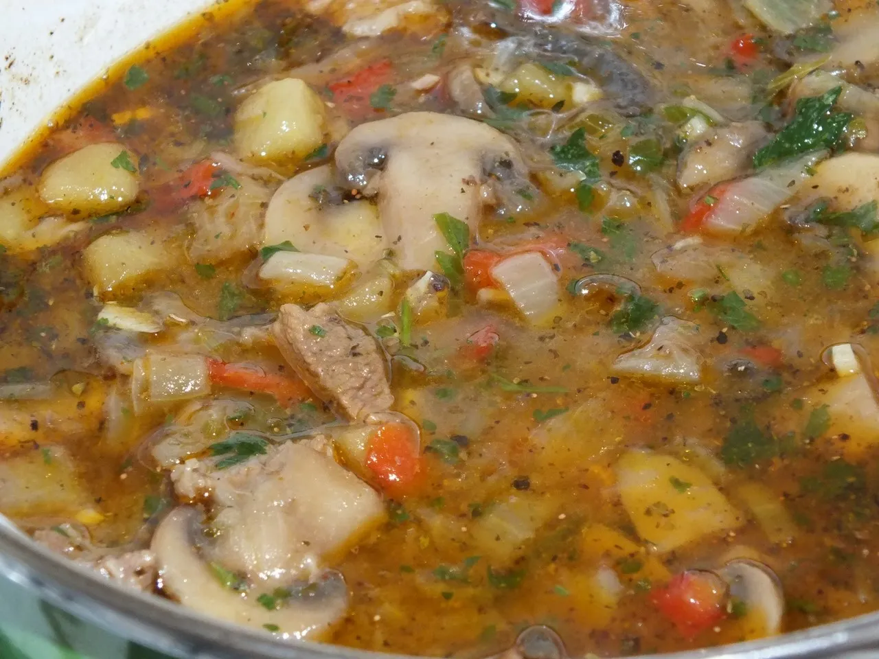 Gulasz wieprzowy z pieczarkami, papryką i kalafiorem