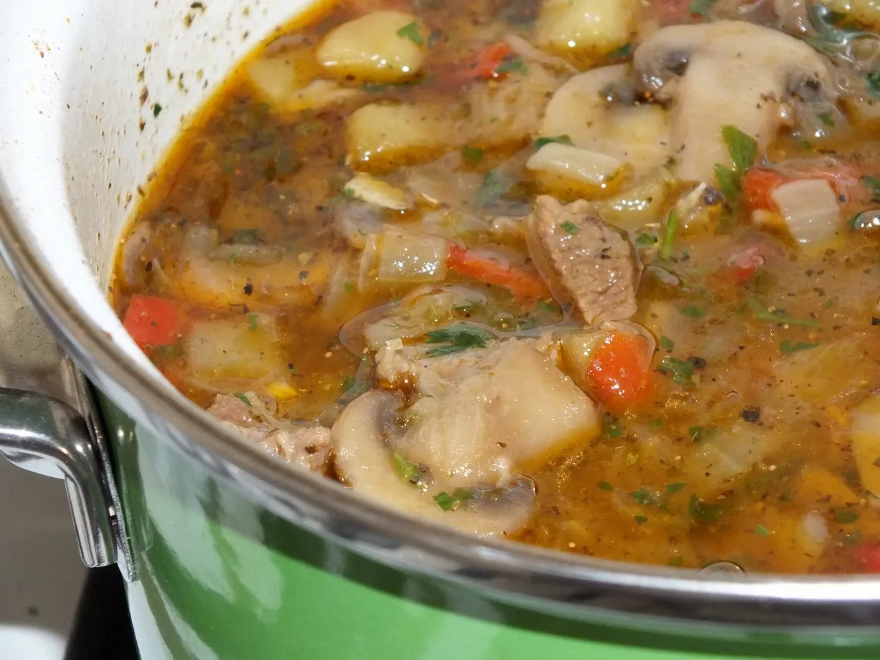 Gulasz wieprzowy z pieczarkami, papryką i kalafiorem