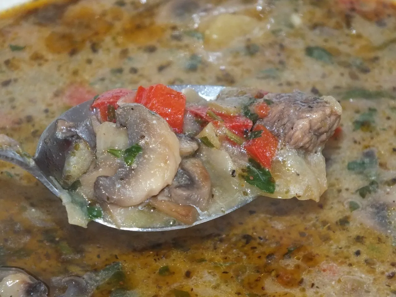 Gulasz wieprzowy z pieczarkami, papryką i kalafiorem