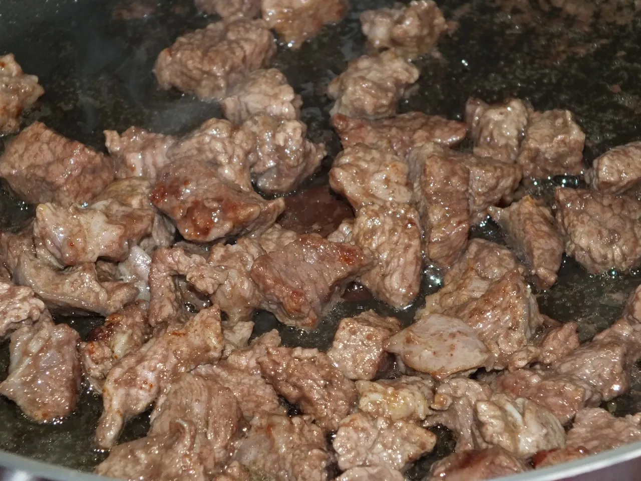 Gulasz wieprzowy z pieczarkami, papryką i kalafiorem