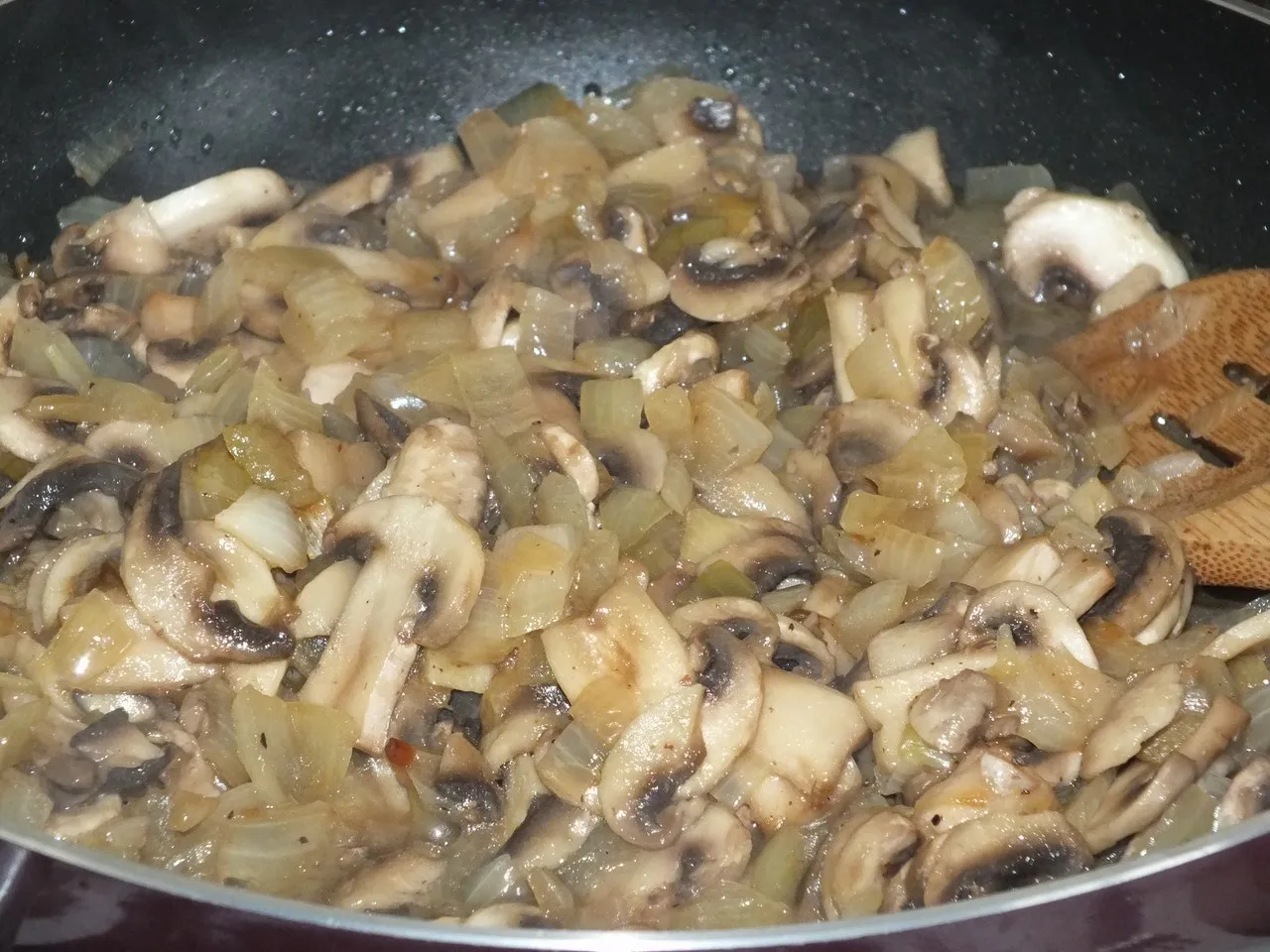 Gulasz wieprzowy z pieczarkami, papryką i kalafiorem