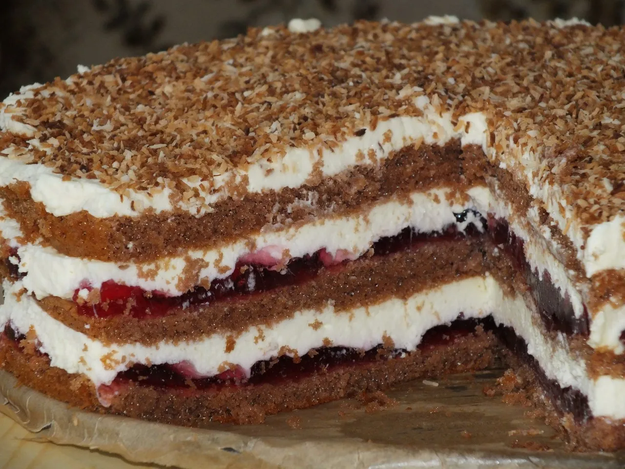 Ciasto tortowe z masą śmietankowo-serową i galaretką