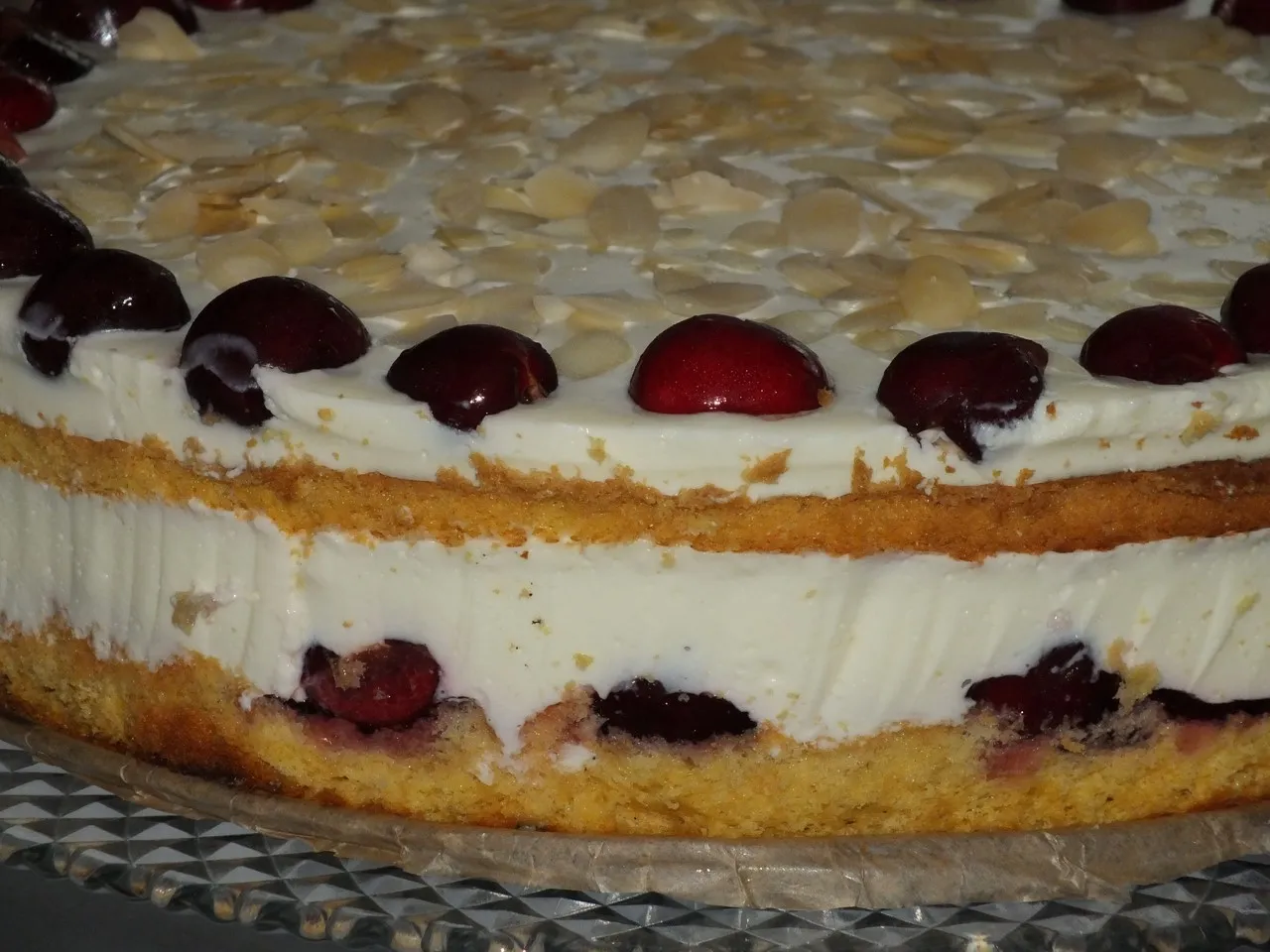 Warstwowy śmietankowiec z czereśniami