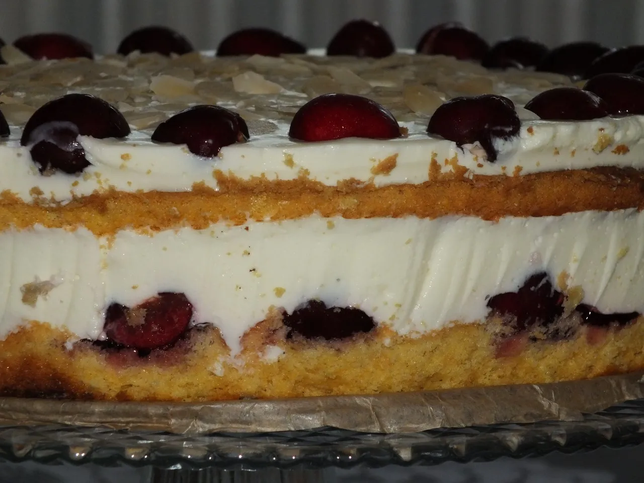 Warstwowy śmietankowiec z czereśniami