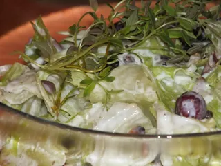 Sałatka z lodowej sałaty z czosnkowo-miodową nutką - 2