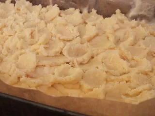 Kruche ciasto z masą jabłkowo-czereśniową i budyniem - 18