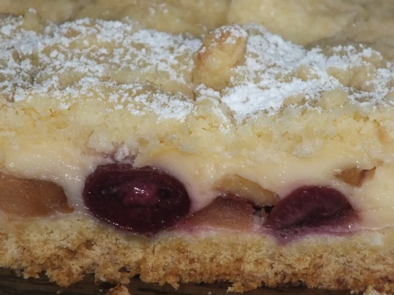 Kruche ciasto z masą jabłkowo-czereśniową i budyniem