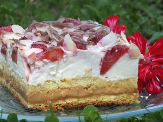 Wakacyjna pychotka - biszkopt z toffi, śmietaną i truskawkami