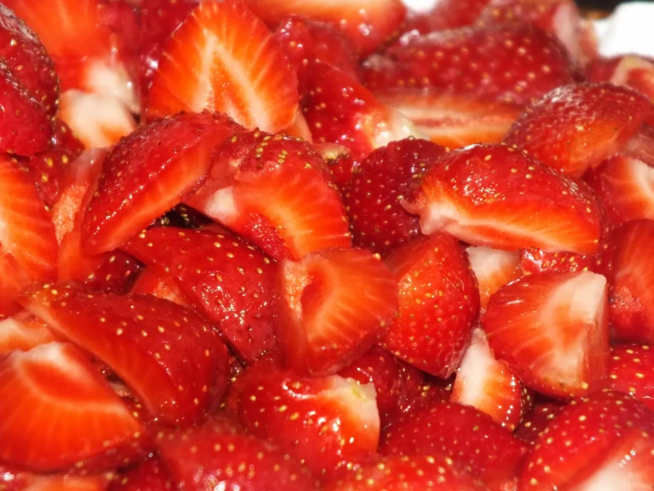 Wakacyjna pychotka - biszkopt z toffi, śmietaną i truskawkami