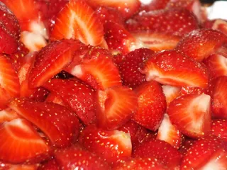 Wakacyjna pychotka - biszkopt z toffi, śmietaną i truskawkami - 13