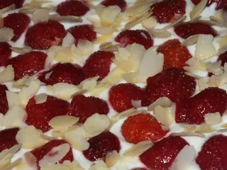 Wakacyjna pychotka - biszkopt z toffi, śmietaną i truskawkami - 15