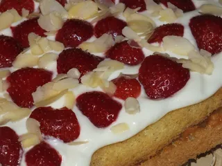 Wakacyjna pychotka - biszkopt z toffi, śmietaną i truskawkami - 16