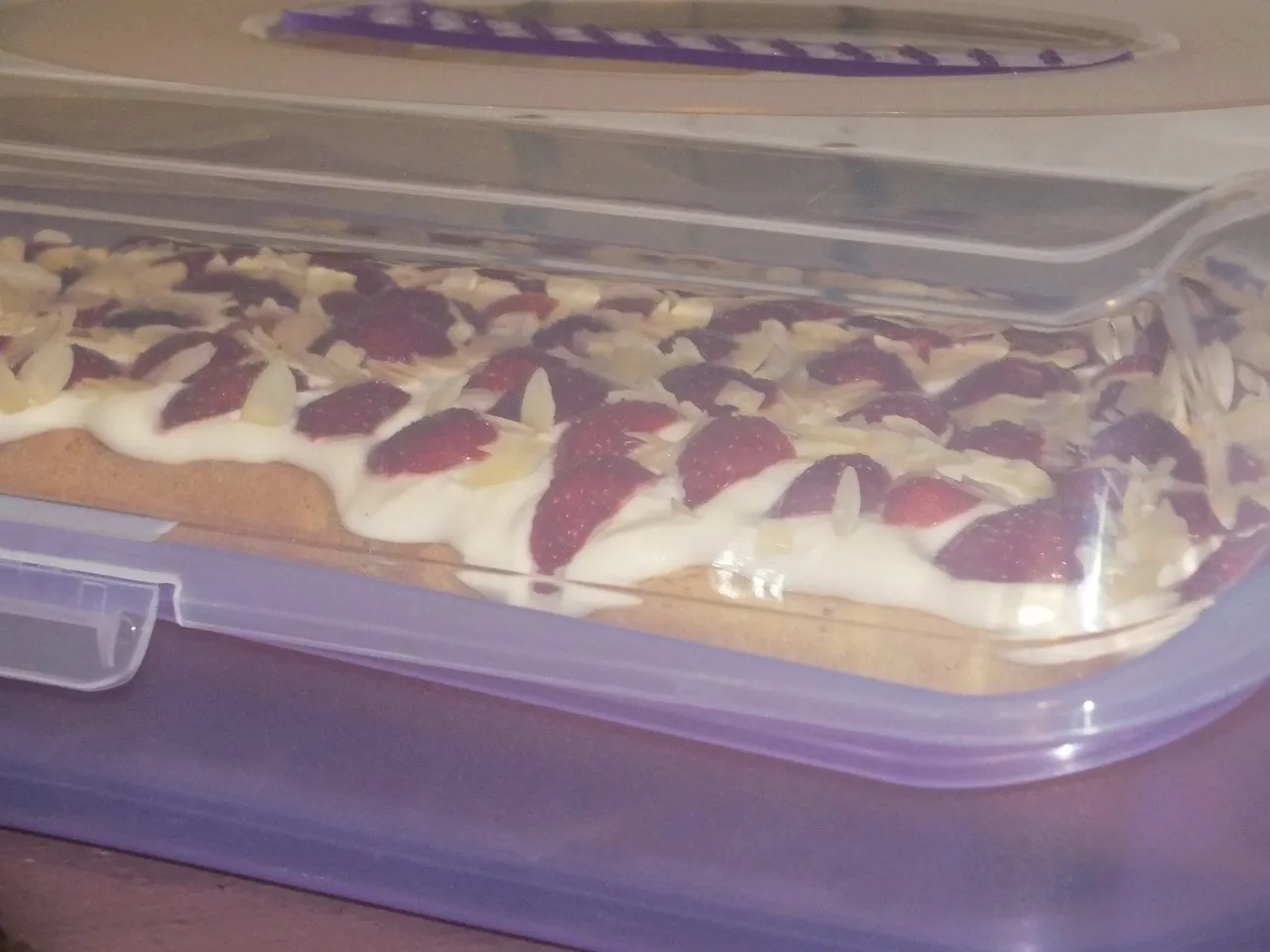 Wakacyjna pychotka - biszkopt z toffi, śmietaną i truskawkami