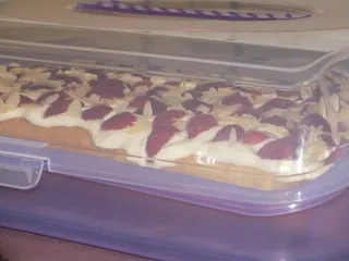 Wakacyjna pychotka - biszkopt z toffi, śmietaną i truskawkami - 20