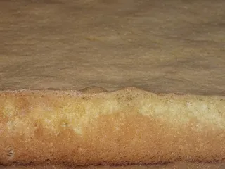 Wakacyjna pychotka - biszkopt z toffi, śmietaną i truskawkami - 6