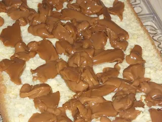 Wakacyjna pychotka - biszkopt z toffi, śmietaną i truskawkami - 9