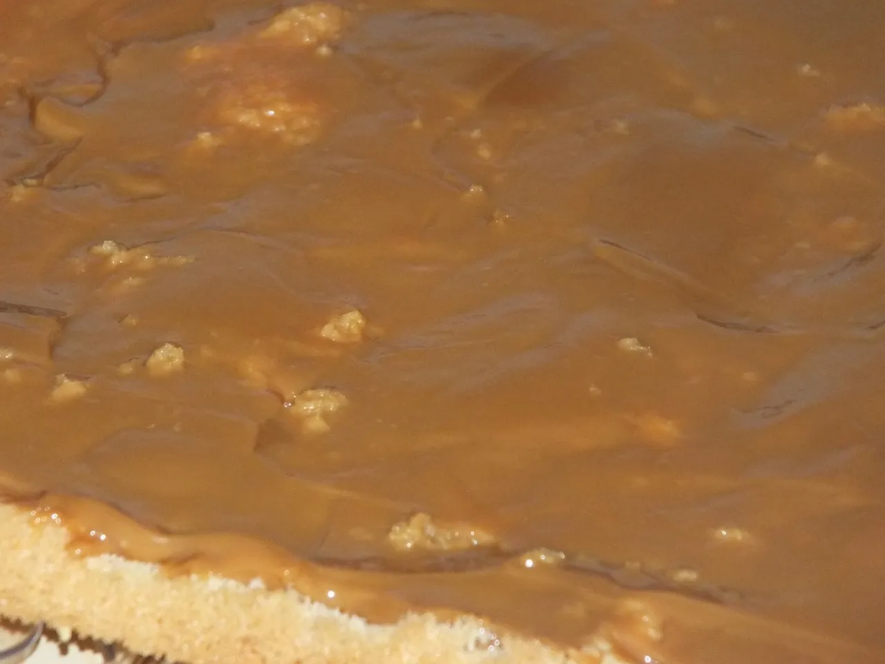 Wakacyjna pychotka - biszkopt z toffi, śmietaną i truskawkami