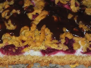 Kruche ciasto z masą piankową i malinami - 13