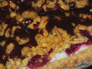 Kruche ciasto z masą piankową i malinami - 14