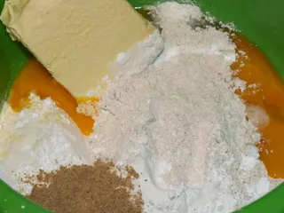 Kruche ciasto z masą piankową i malinami - 4
