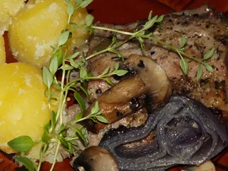 Żeberka pieczone w rękawie z cebulą i pieczarkami - 2