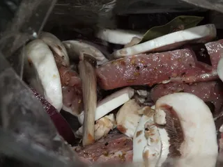 Żeberka pieczone w rękawie z cebulą i pieczarkami - 11