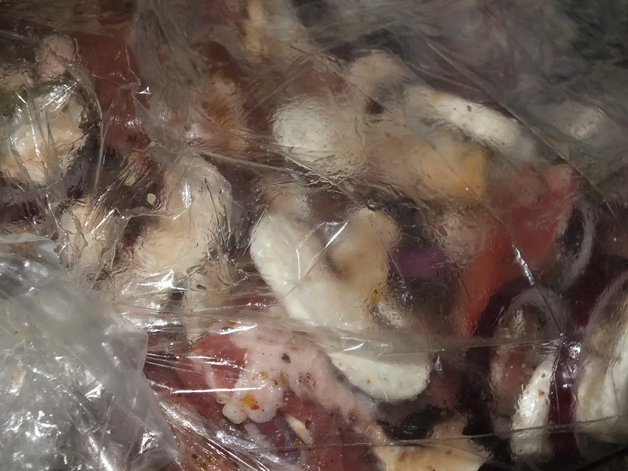 Żeberka pieczone w rękawie z cebulą i pieczarkami