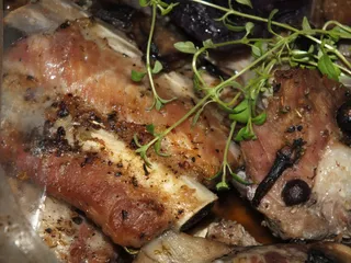 Żeberka pieczone w rękawie z cebulą i pieczarkami - 3