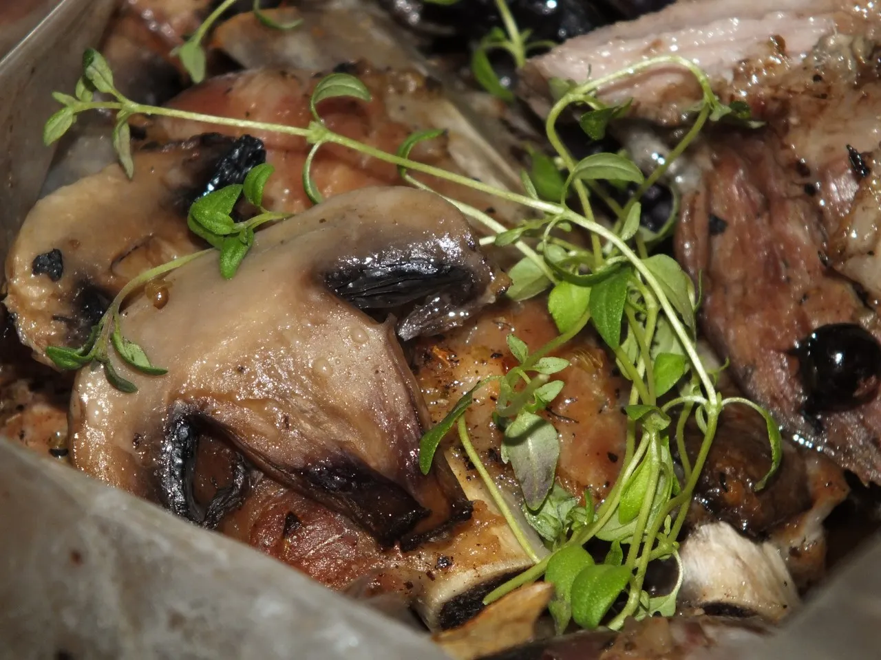 Żeberka pieczone w rękawie z cebulą i pieczarkami
