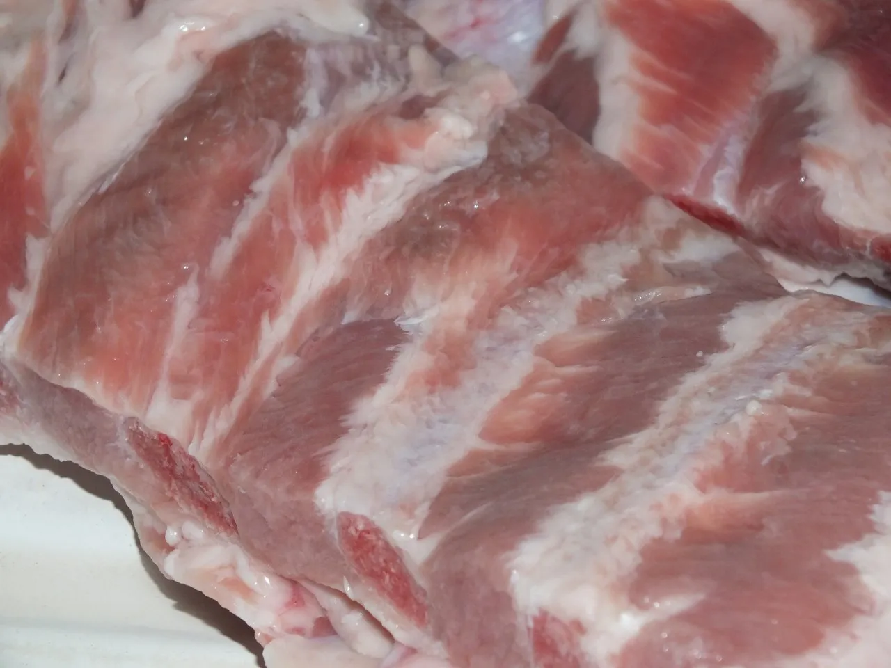 Żeberka pieczone w rękawie z cebulą i pieczarkami