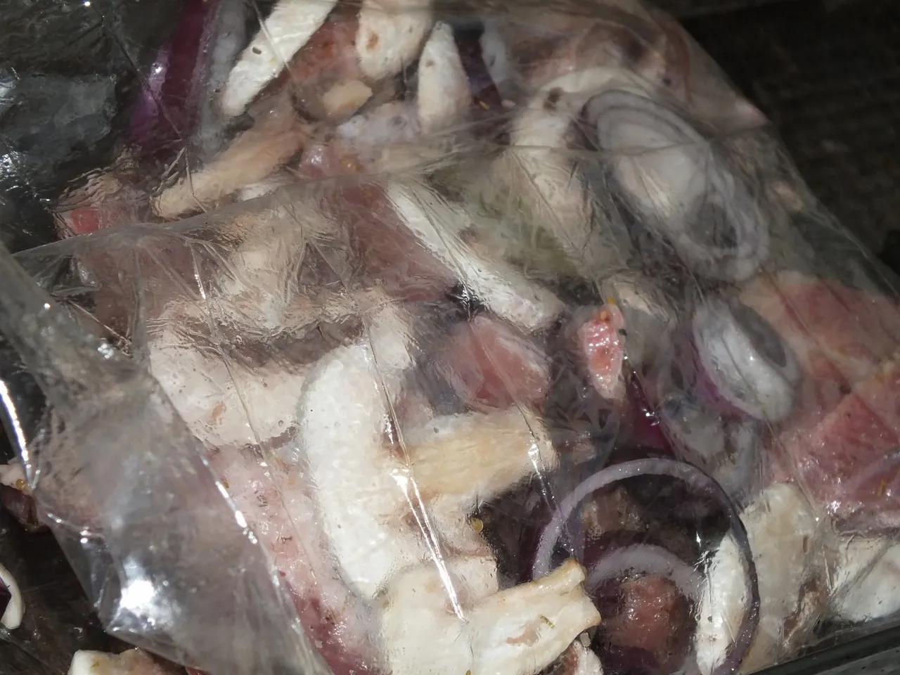 Żeberka pieczone w rękawie z cebulą i pieczarkami