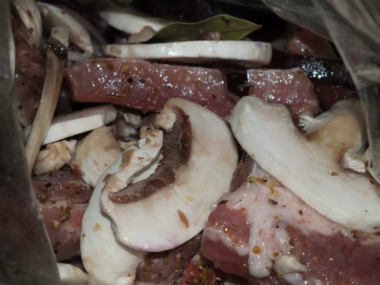 Żeberka pieczone w rękawie z cebulą i pieczarkami