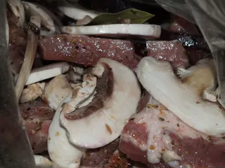 Żeberka pieczone w rękawie z cebulą i pieczarkami - 10