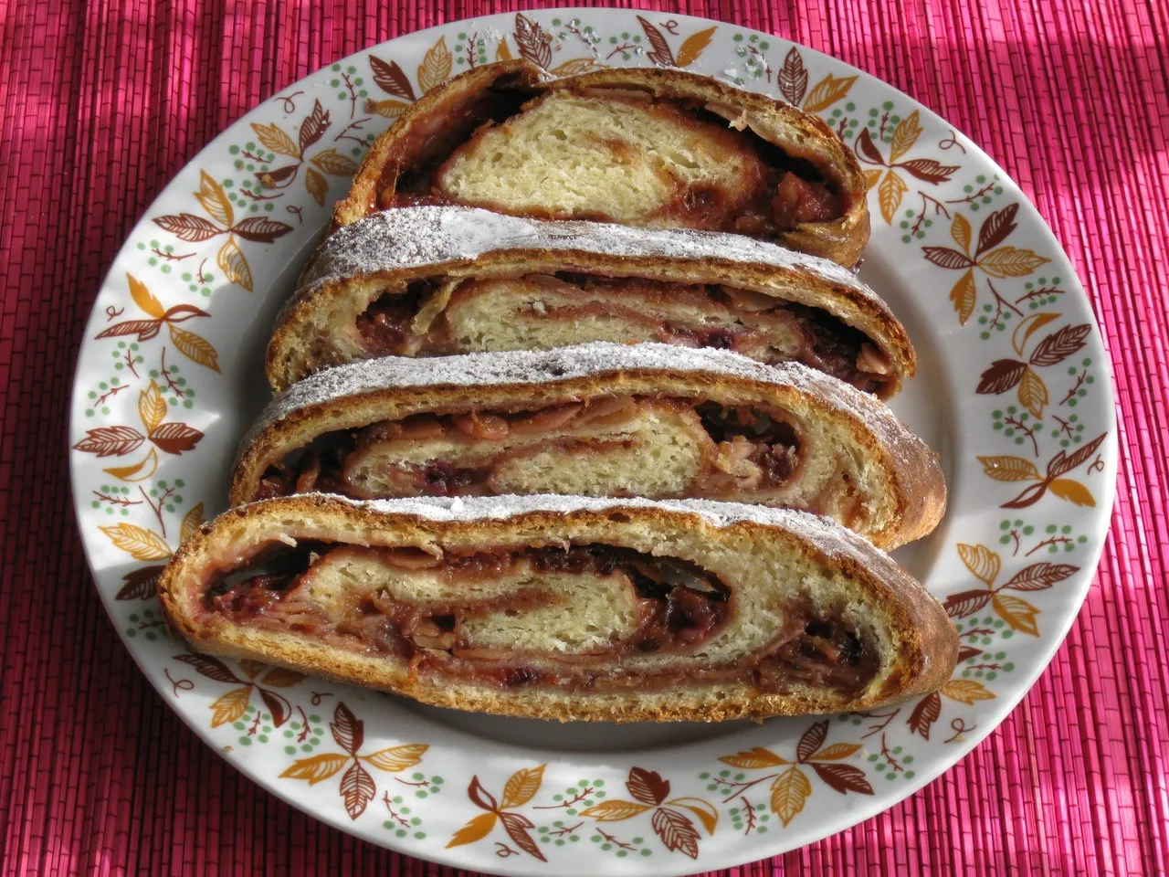 Zawijaniec drożdżowy ze śliwkami