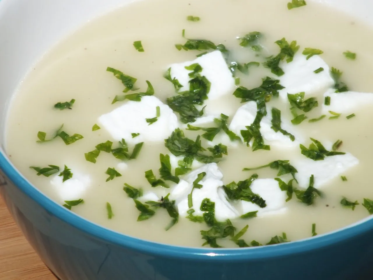 Zupa krem ze świeżych ogórków i do tego ser Feta